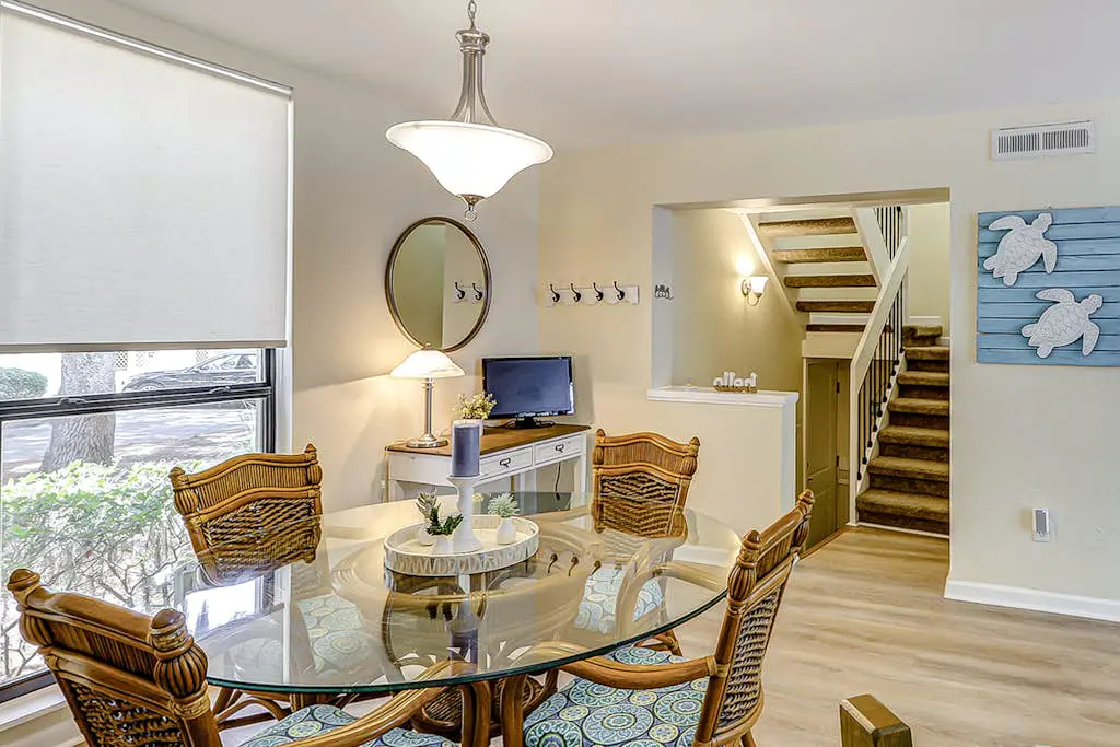 Villa w/ lagoon views & 2 pools - walk to beach