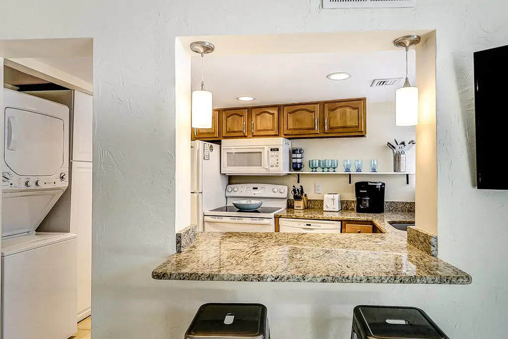 Villa w/ lagoon views & 2 pools - walk to beach