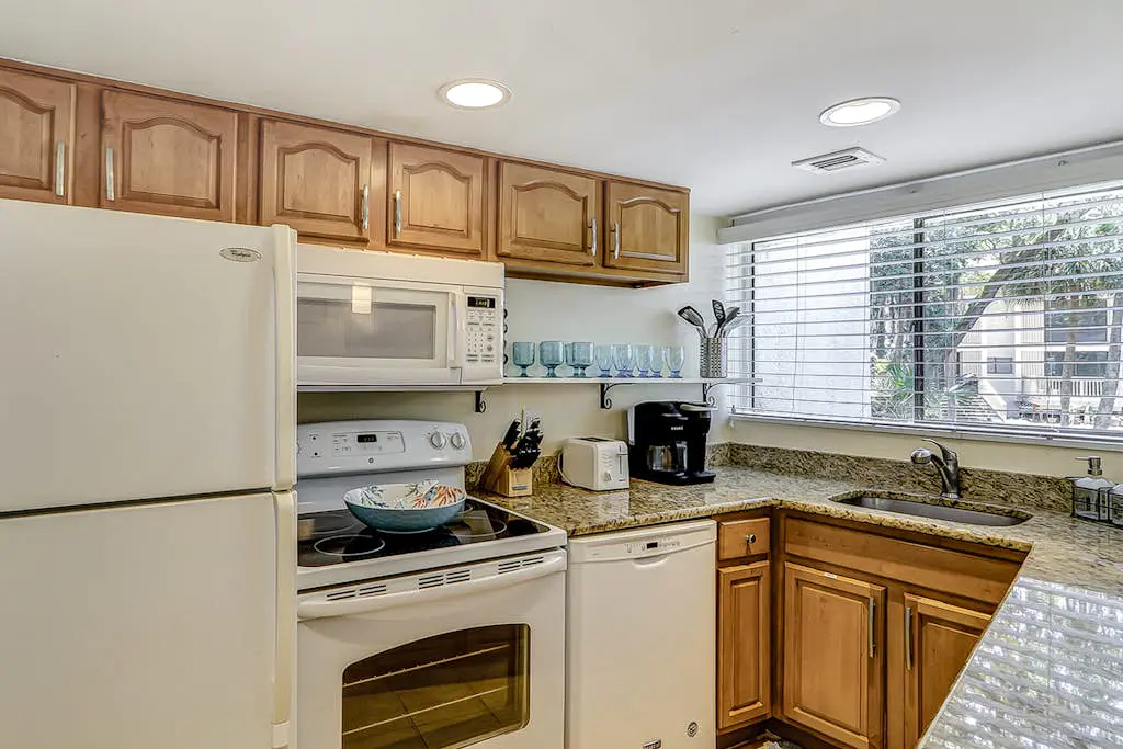 Villa w/ lagoon views & 2 pools - walk to beach