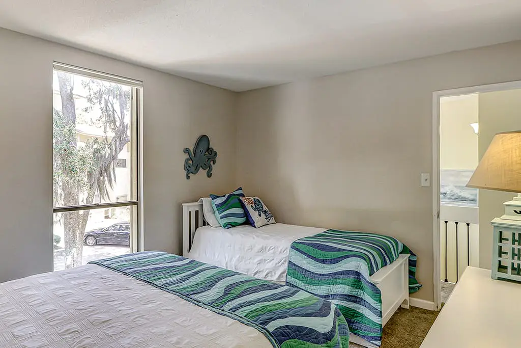 Villa w/ lagoon views & 2 pools - walk to beach