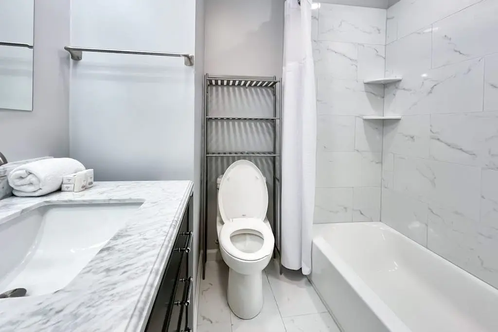 Villa w/ lagoon views & 2 pools - walk to beach