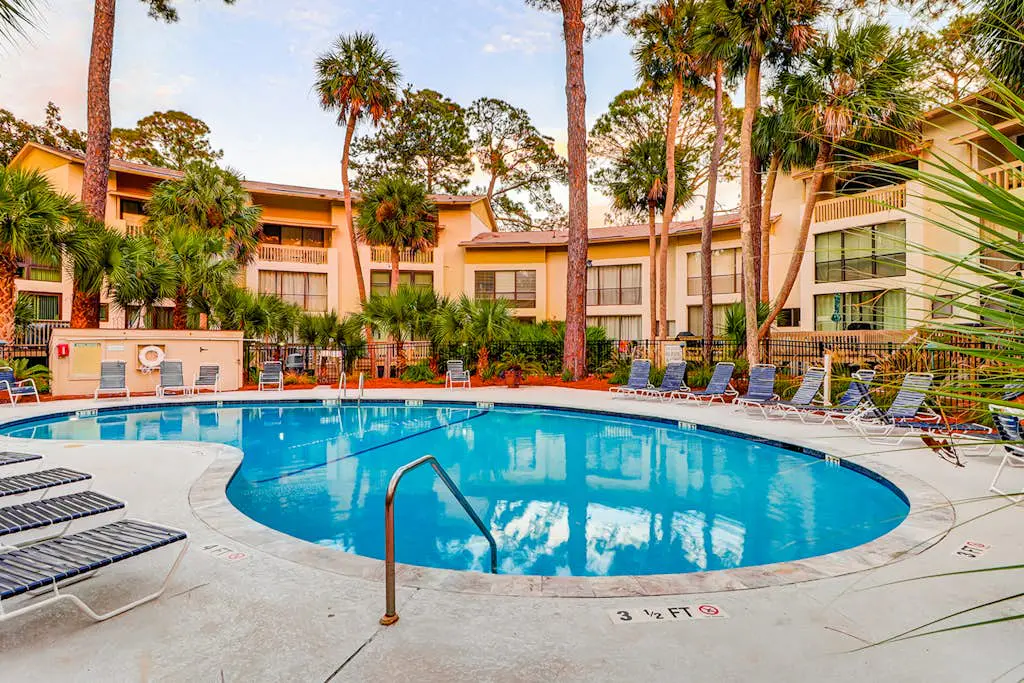 Villa w/ lagoon views & 2 pools - walk to beach