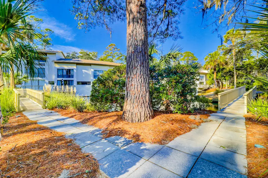 Villa w/ lagoon views & 2 pools - walk to beach