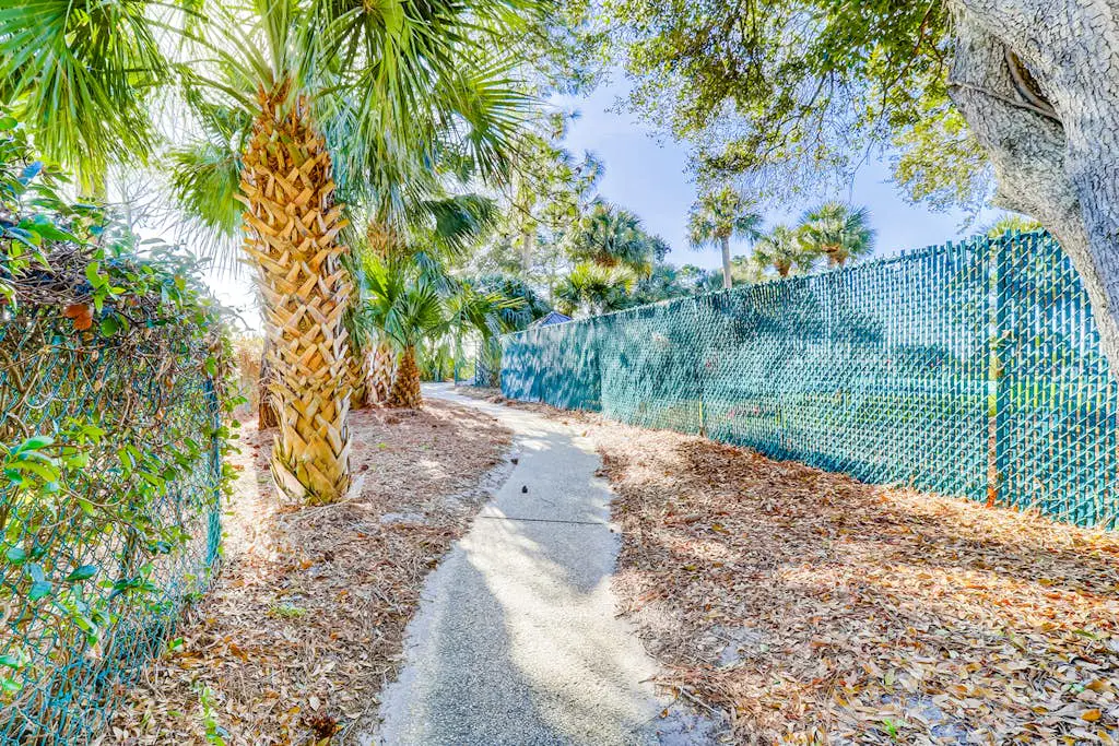 Villa w/ lagoon views & 2 pools - walk to beach