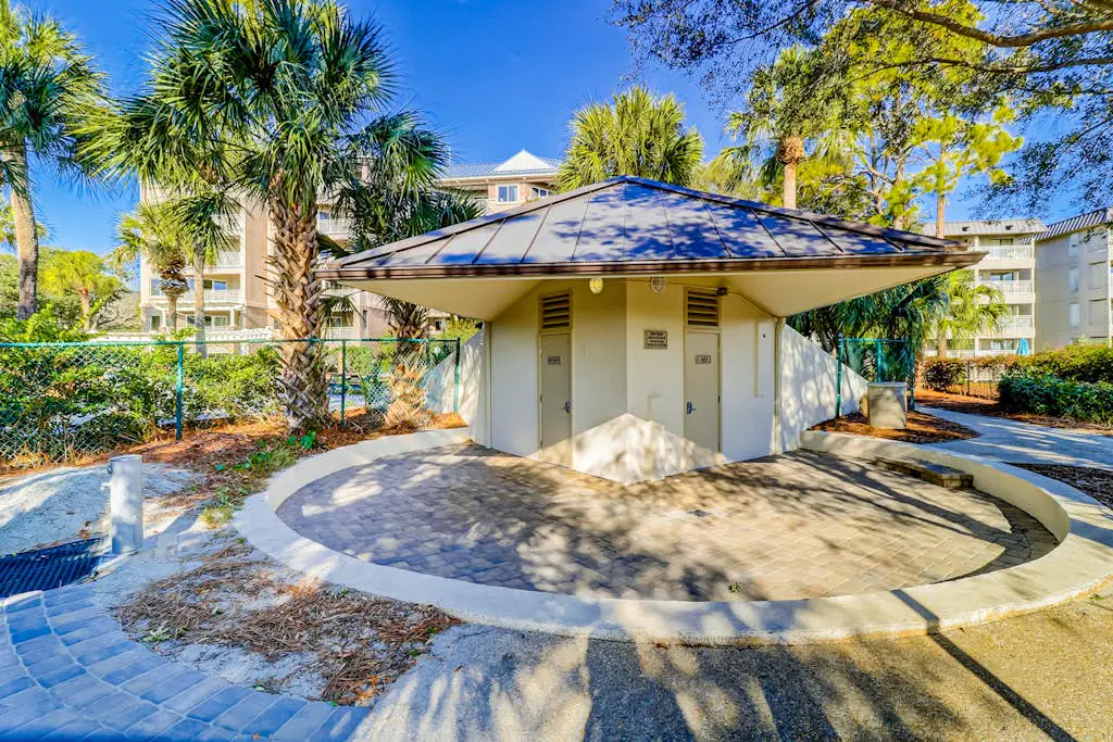 Villa w/ lagoon views & 2 pools - walk to beach