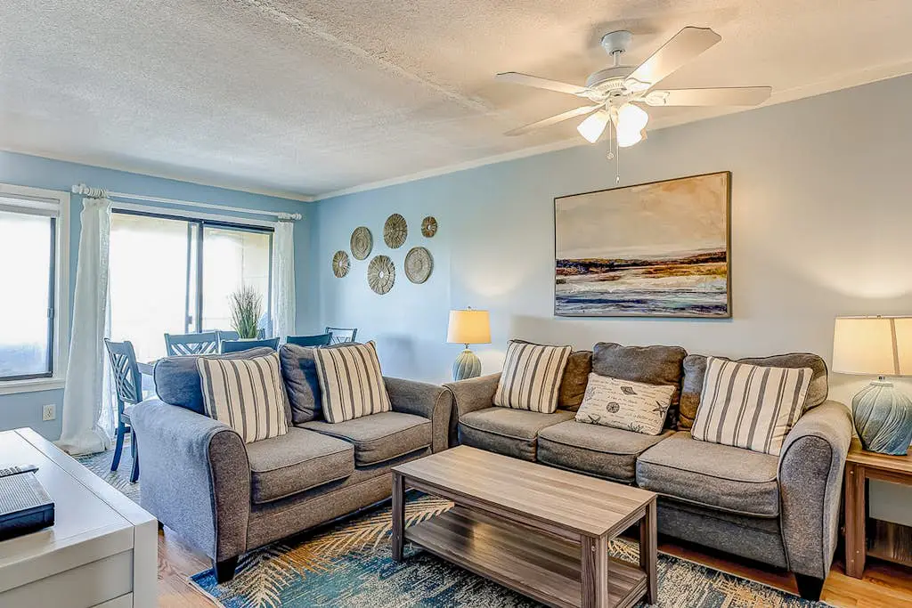 2-bedroom beachside condo with balcony, pools, & WiFi - near golf & beach