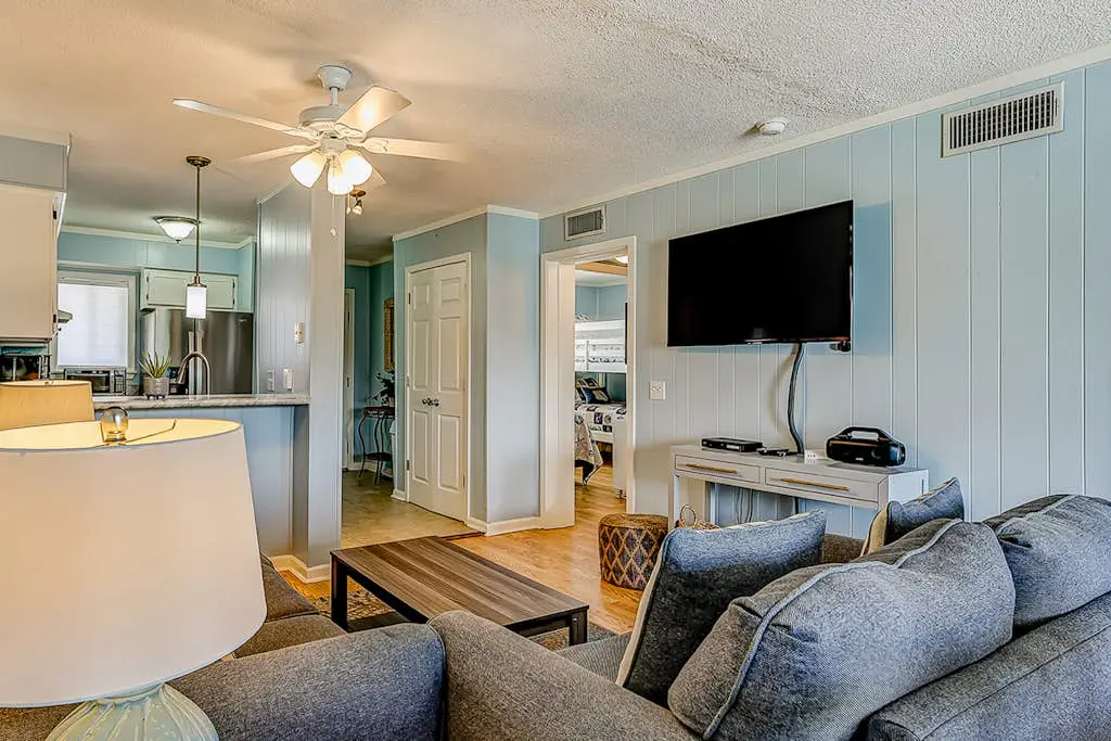 2-bedroom beachside condo with balcony, pools, & WiFi - near golf & beach