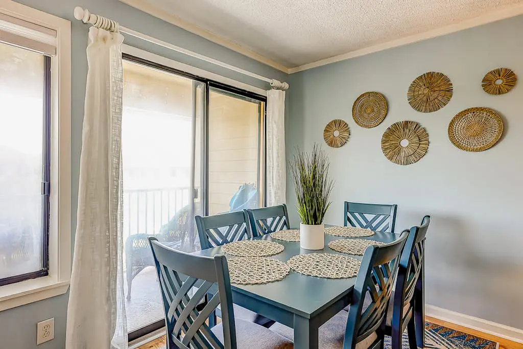 2-bedroom beachside condo with balcony, pools, & WiFi - near golf & beach