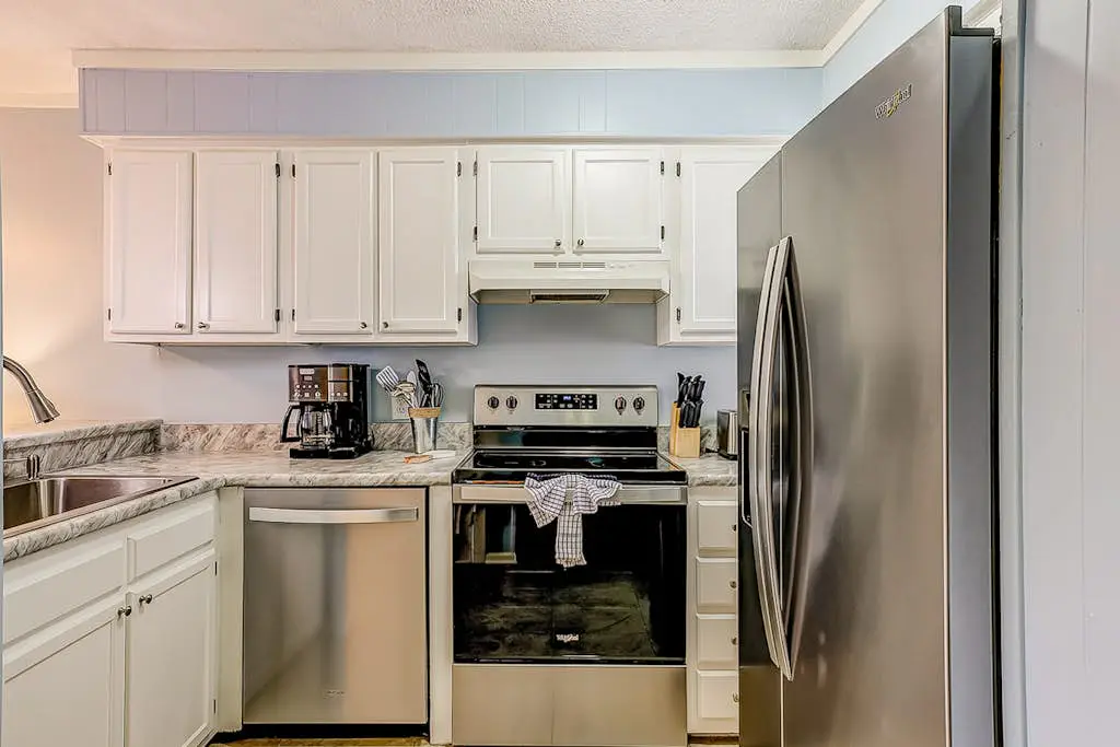 2-bedroom beachside condo with balcony, pools, & WiFi - near golf & beach
