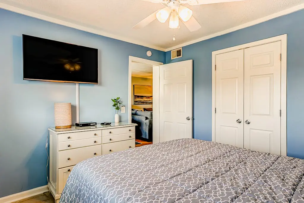 2-bedroom beachside condo with balcony, pools, & WiFi - near golf & beach