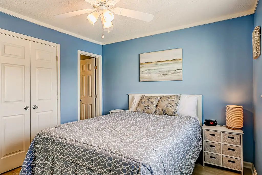 2-bedroom beachside condo with balcony, pools, & WiFi - near golf & beach