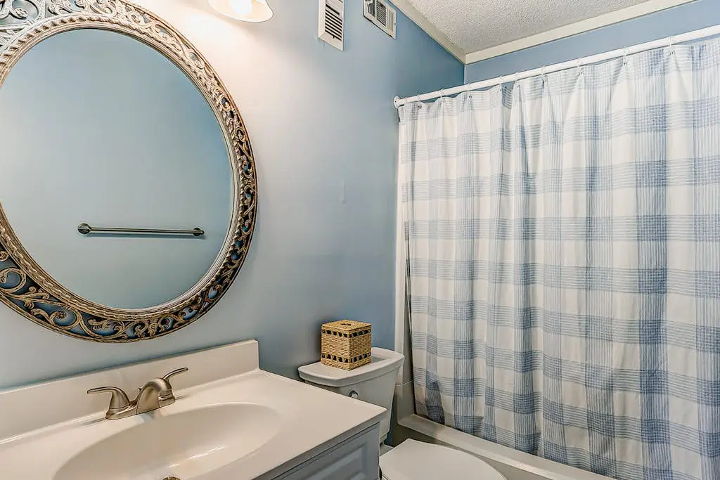 2-bedroom beachside condo with balcony, pools, & WiFi - near golf & beach