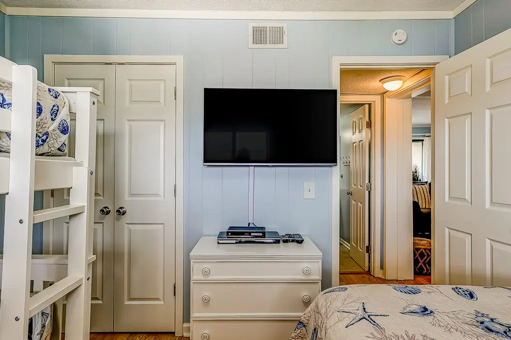 2-bedroom beachside condo with balcony, pools, & WiFi - near golf & beach