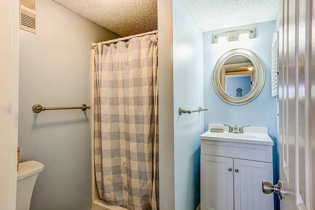 2-bedroom beachside condo with balcony, pools, & WiFi - near golf & beach