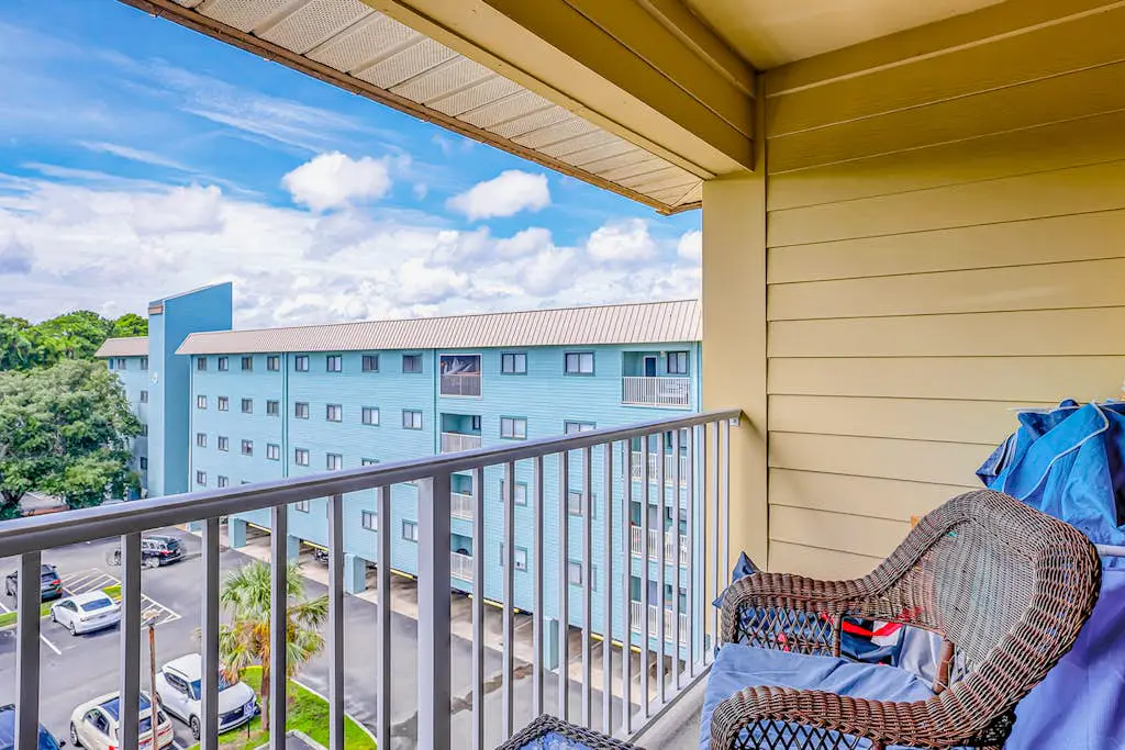 2-bedroom beachside condo with balcony, pools, & WiFi - near golf & beach