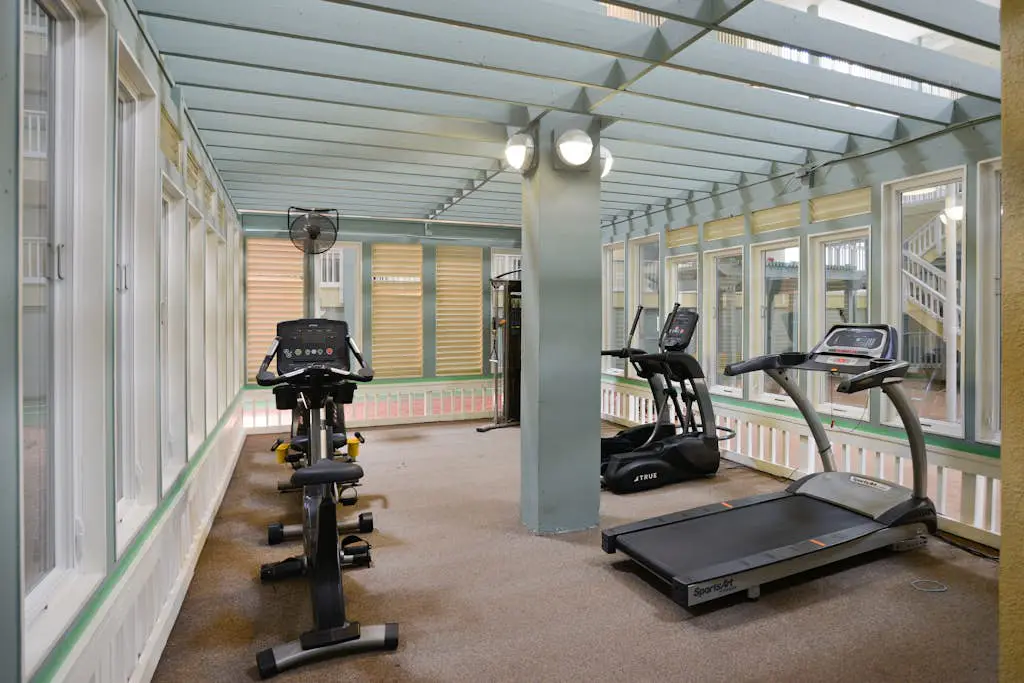 2-bedroom beachside condo with balcony, pools, & WiFi - near golf & beach