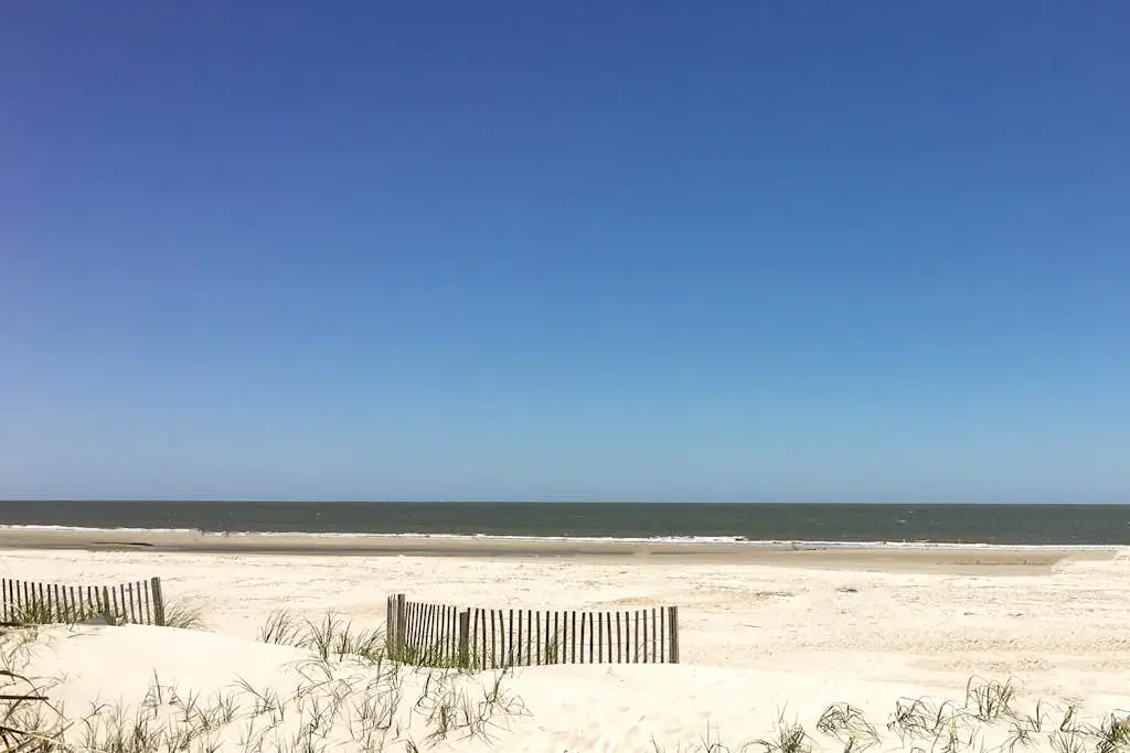 2-bedroom beachside condo with balcony, pools, & WiFi - near golf & beach