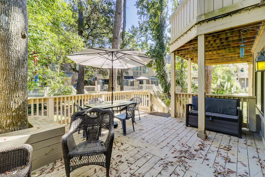 Ground Floor Villa, Short Walk to Shared Pool & Beach W/ Fast WiFi & Large Deck