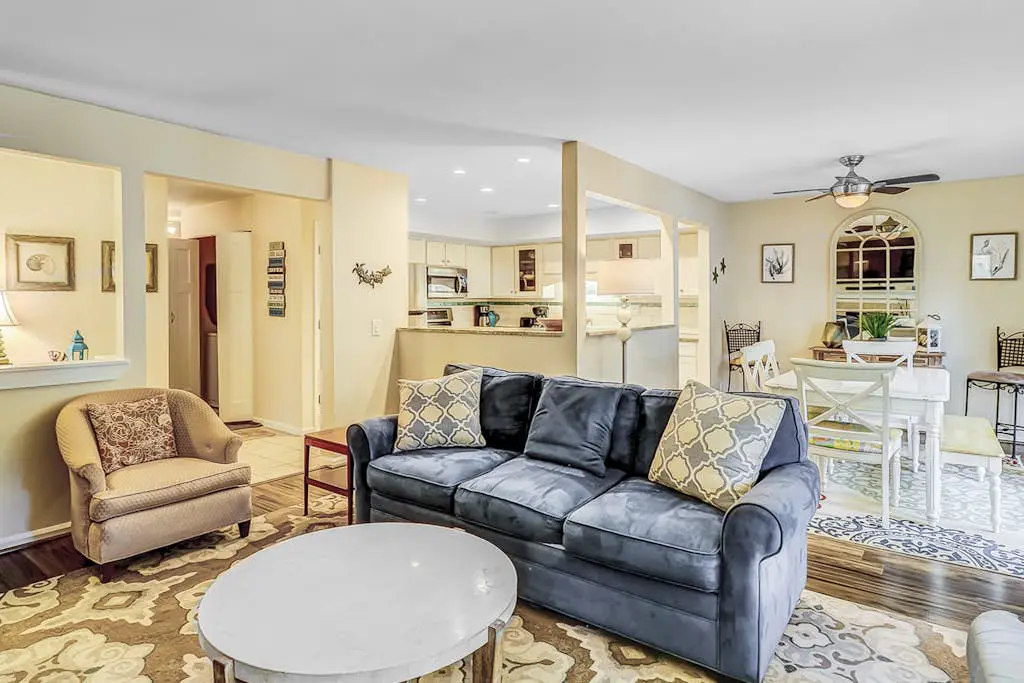 Ground Floor Villa, Short Walk to Shared Pool & Beach W/ Fast WiFi & Large Deck