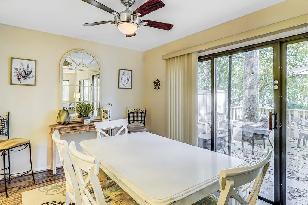 Ground Floor Villa, Short Walk to Shared Pool & Beach W/ Fast WiFi & Large Deck