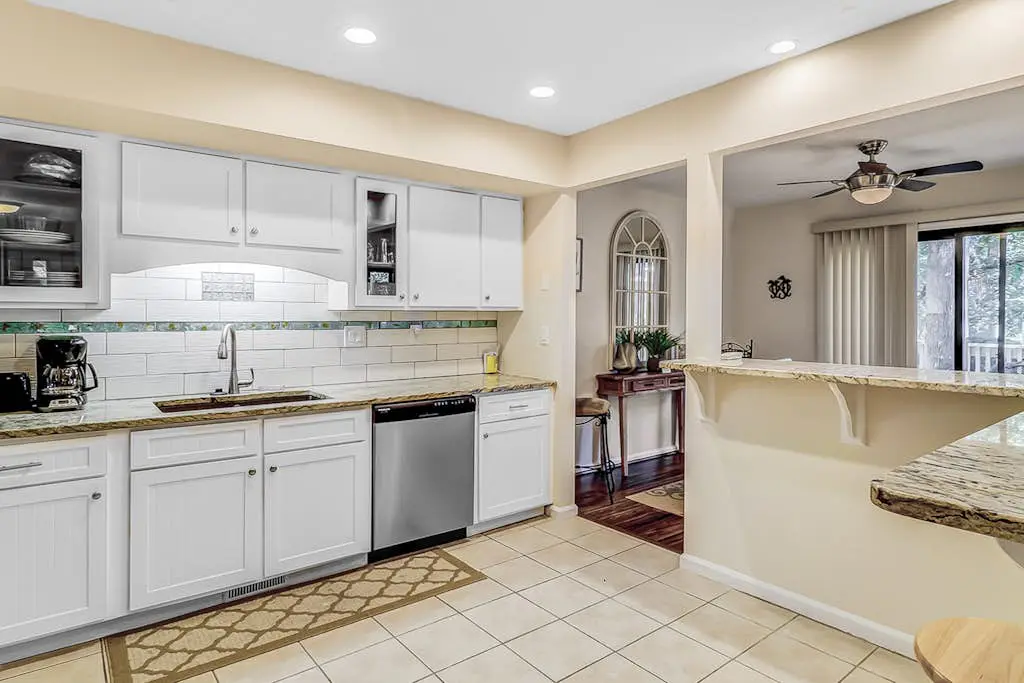 Ground Floor Villa, Short Walk to Shared Pool & Beach W/ Fast WiFi & Large Deck