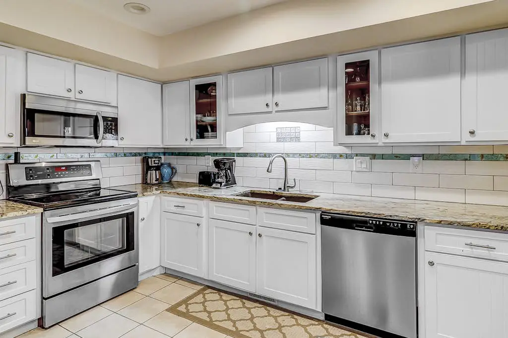 Ground Floor Villa, Short Walk to Shared Pool & Beach W/ Fast WiFi & Large Deck