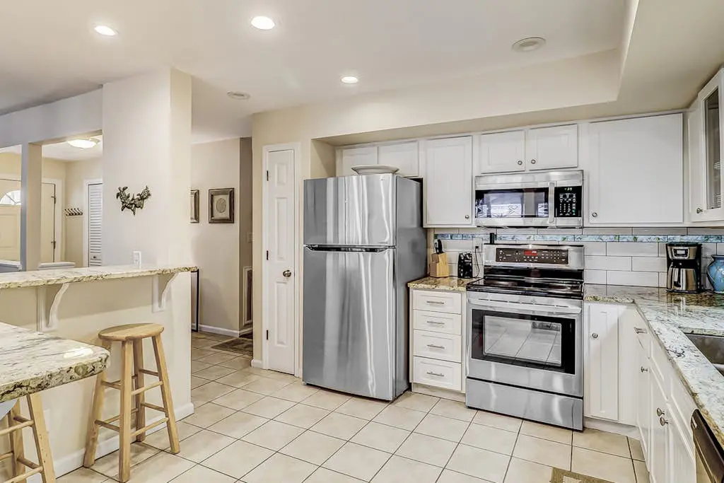 Ground Floor Villa, Short Walk to Shared Pool & Beach W/ Fast WiFi & Large Deck