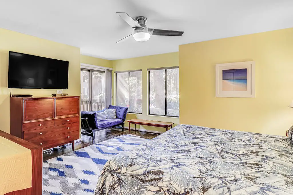 Ground Floor Villa, Short Walk to Shared Pool & Beach W/ Fast WiFi & Large Deck