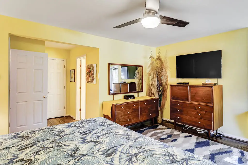 Ground Floor Villa, Short Walk to Shared Pool & Beach W/ Fast WiFi & Large Deck
