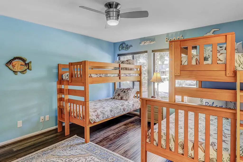 Ground Floor Villa, Short Walk to Shared Pool & Beach W/ Fast WiFi & Large Deck