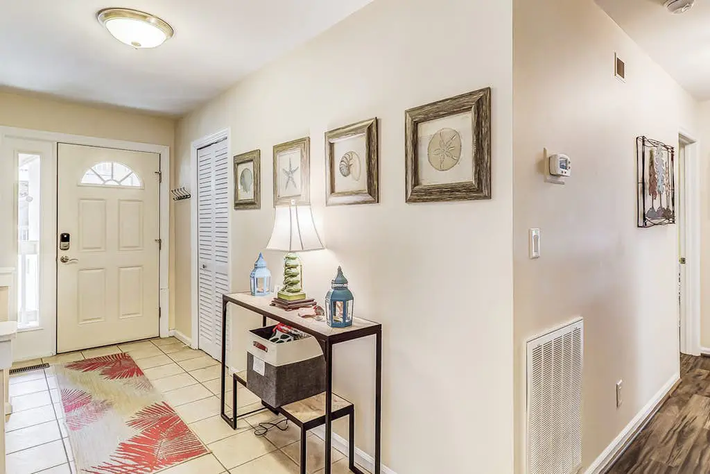 Ground Floor Villa, Short Walk to Shared Pool & Beach W/ Fast WiFi & Large Deck