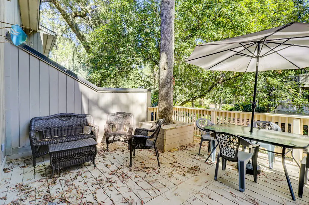 Ground Floor Villa, Short Walk to Shared Pool & Beach W/ Fast WiFi & Large Deck