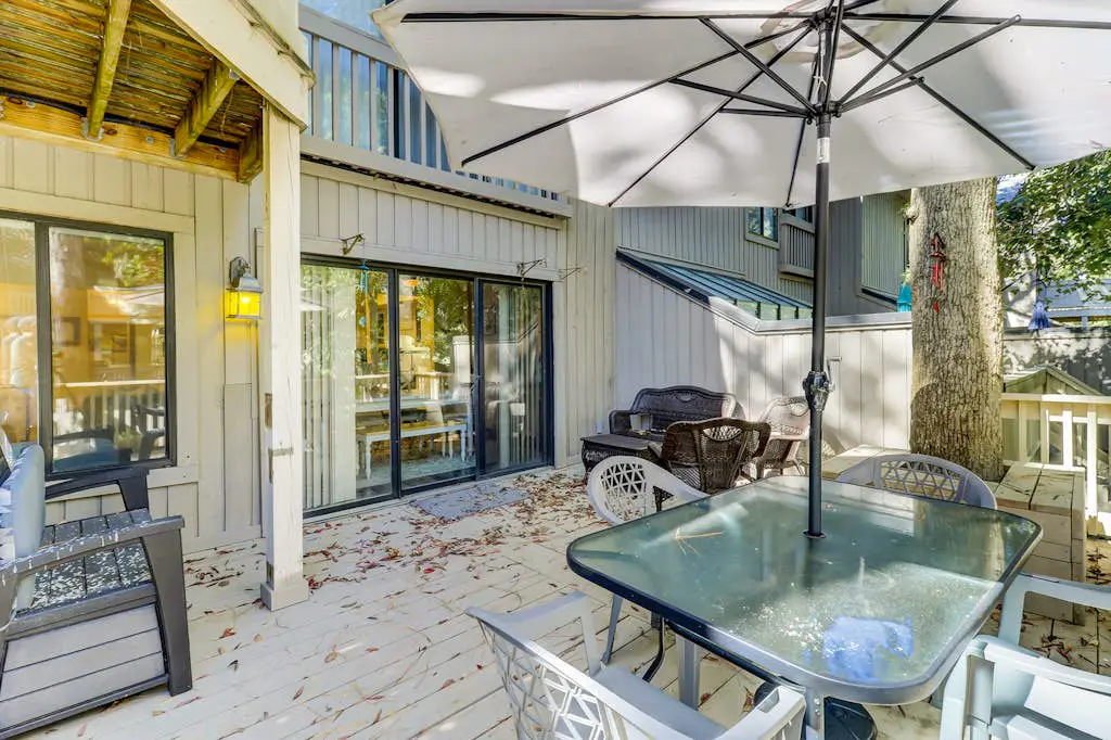 Ground Floor Villa, Short Walk to Shared Pool & Beach W/ Fast WiFi & Large Deck