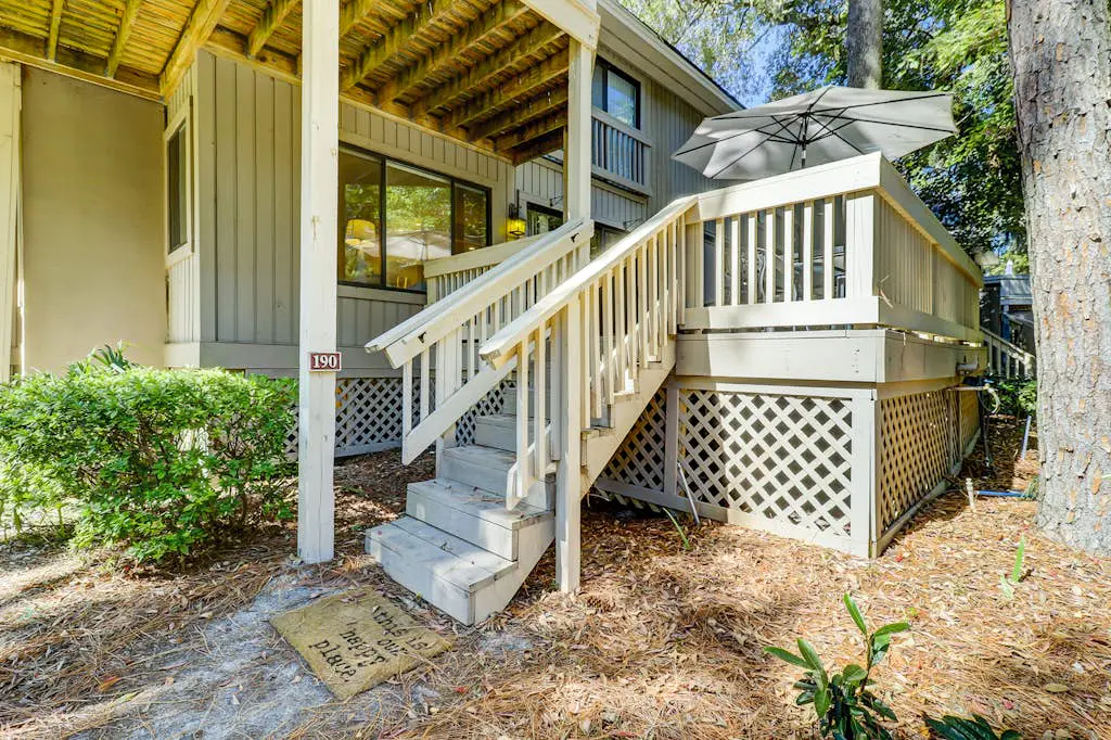 Ground Floor Villa, Short Walk to Shared Pool & Beach W/ Fast WiFi & Large Deck