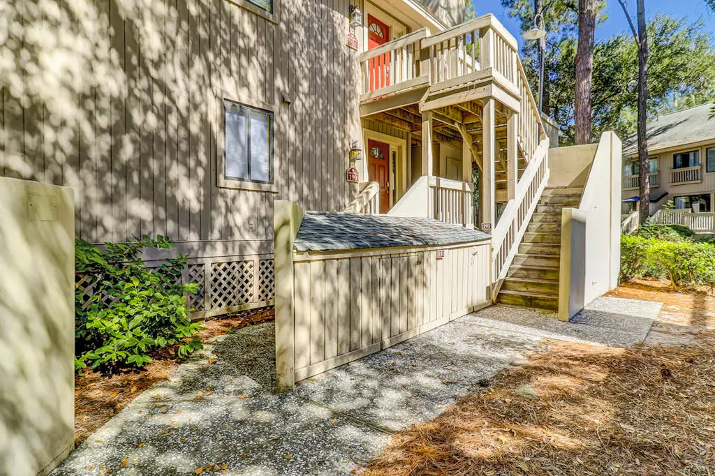 Ground Floor Villa, Short Walk to Shared Pool & Beach W/ Fast WiFi & Large Deck