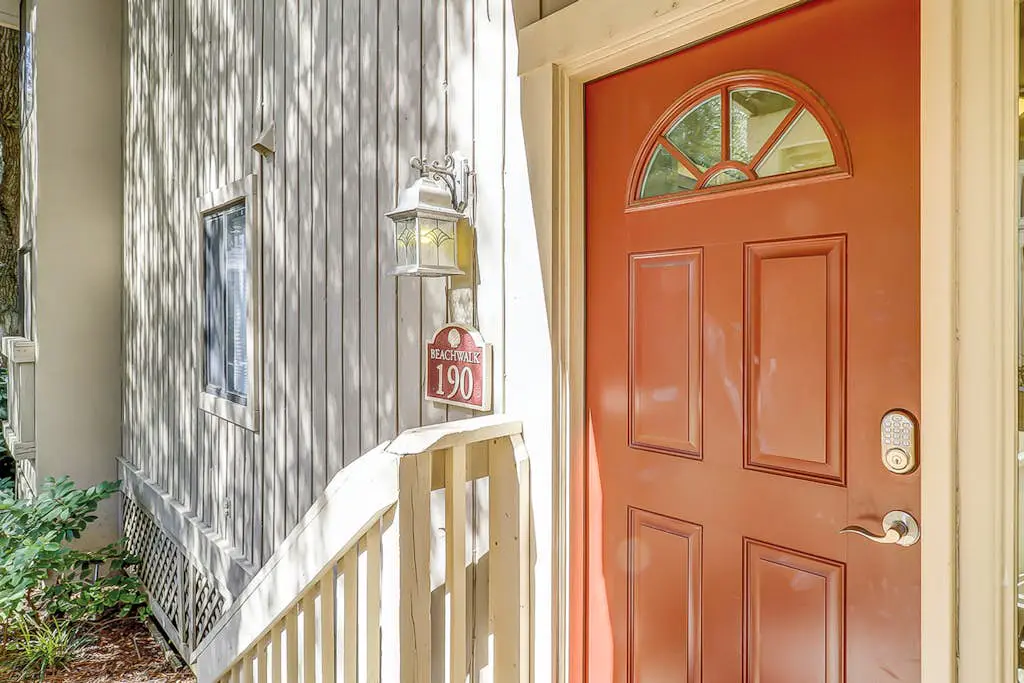 Ground Floor Villa, Short Walk to Shared Pool & Beach W/ Fast WiFi & Large Deck
