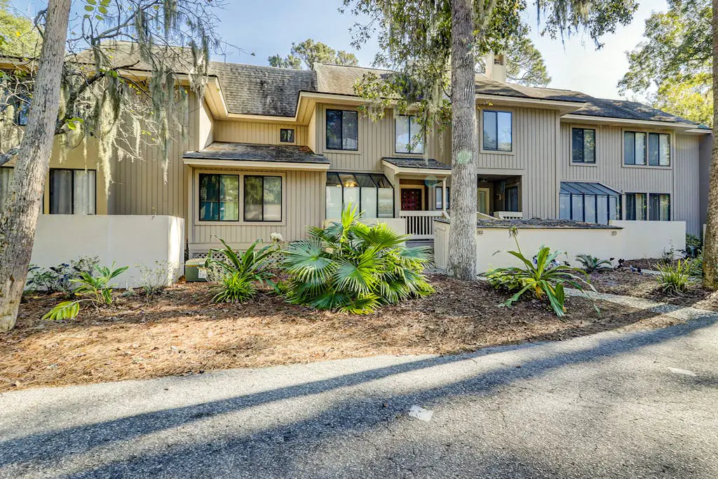 Ground Floor Villa, Short Walk to Shared Pool & Beach W/ Fast WiFi & Large Deck