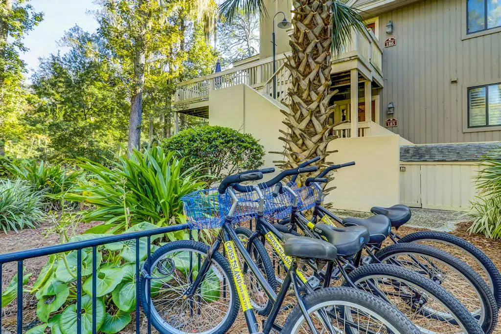Ground Floor Villa, Short Walk to Shared Pool & Beach W/ Fast WiFi & Large Deck