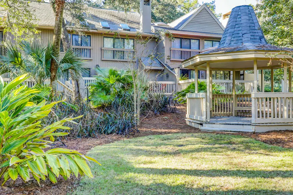 Ground Floor Villa, Short Walk to Shared Pool & Beach W/ Fast WiFi & Large Deck