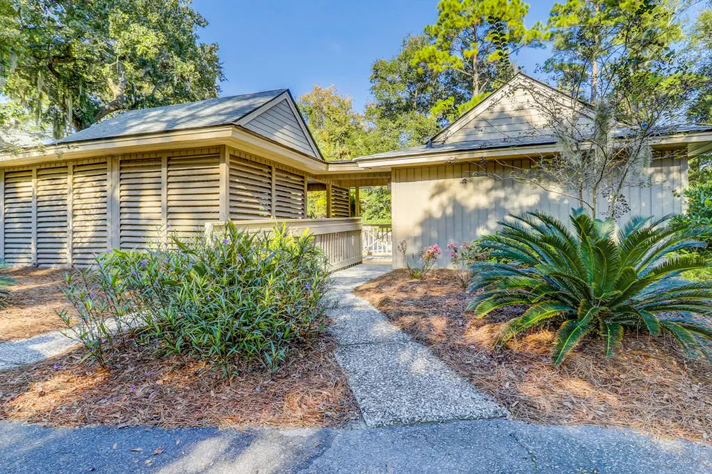 Ground Floor Villa, Short Walk to Shared Pool & Beach W/ Fast WiFi & Large Deck