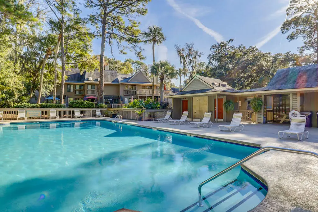 Ground Floor Villa, Short Walk to Shared Pool & Beach W/ Fast WiFi & Large Deck