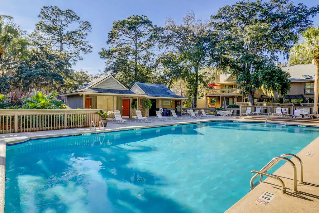 Ground Floor Villa, Short Walk to Shared Pool & Beach W/ Fast WiFi & Large Deck
