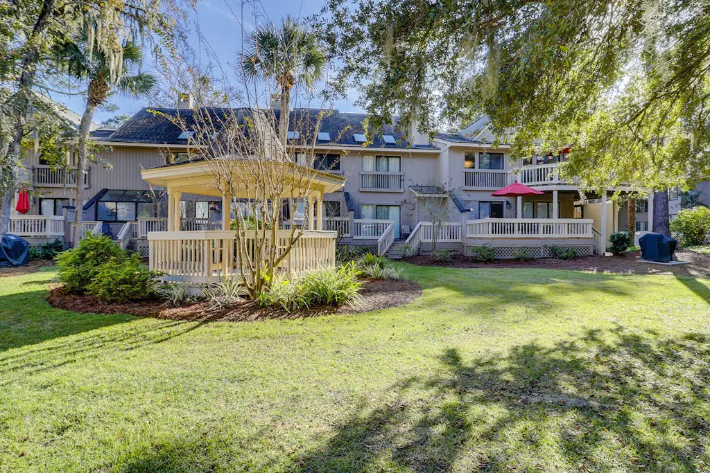 Ground Floor Villa, Short Walk to Shared Pool & Beach W/ Fast WiFi & Large Deck