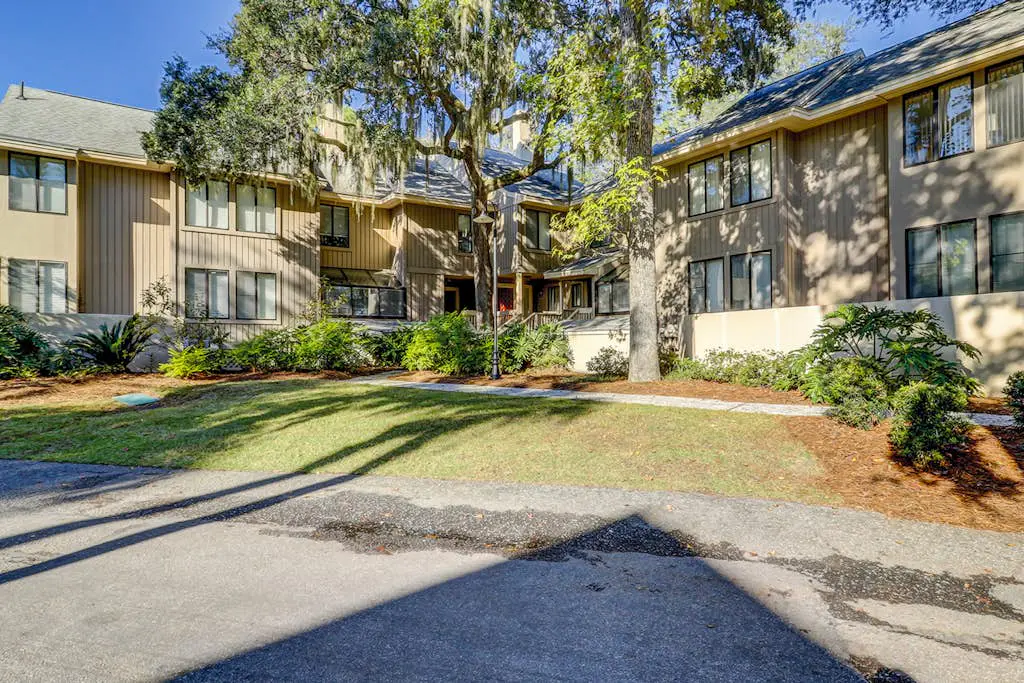 Ground Floor Villa, Short Walk to Shared Pool & Beach W/ Fast WiFi & Large Deck