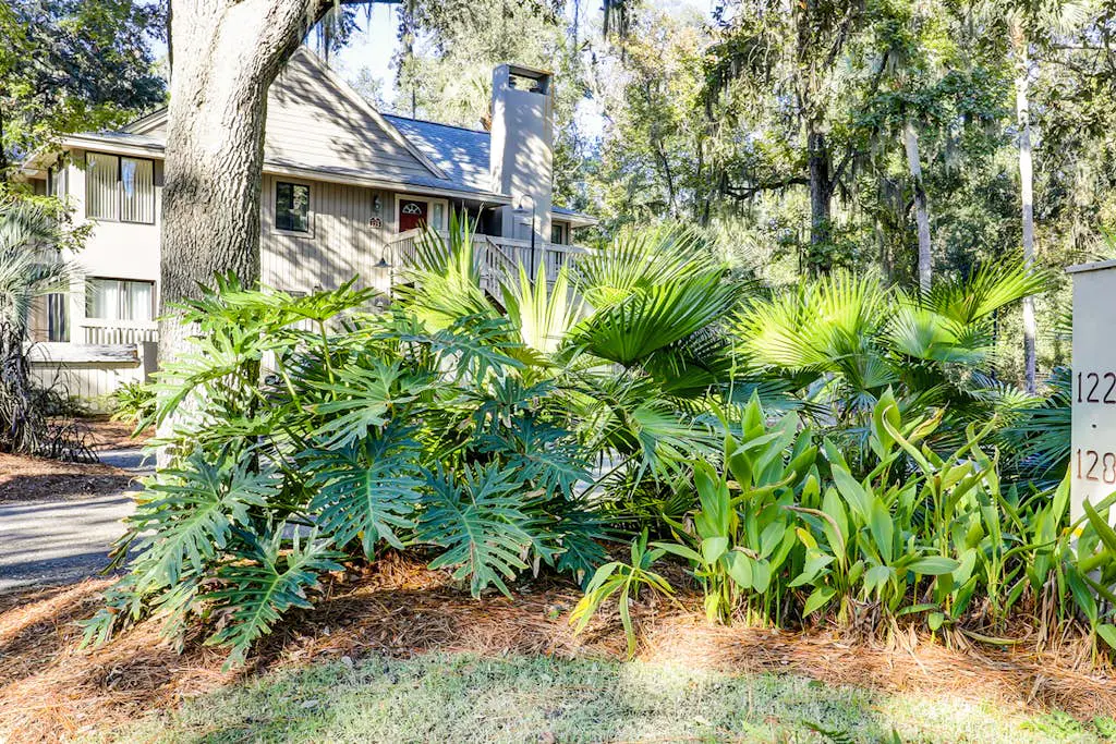 Ground Floor Villa, Short Walk to Shared Pool & Beach W/ Fast WiFi & Large Deck