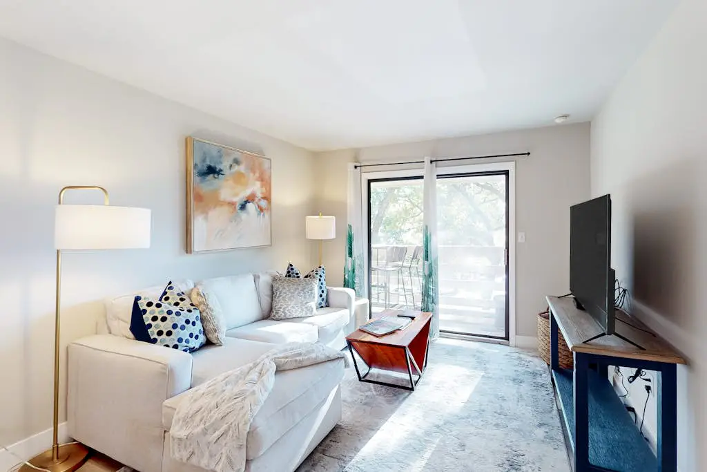 3rd floor condo with private balcony, AC, Washer and Dryer, on site pools, hot tub & tennis