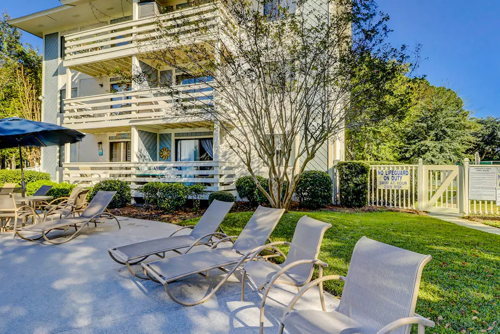 3rd floor condo with private balcony, AC, Washer and Dryer, on site pools, hot tub & tennis