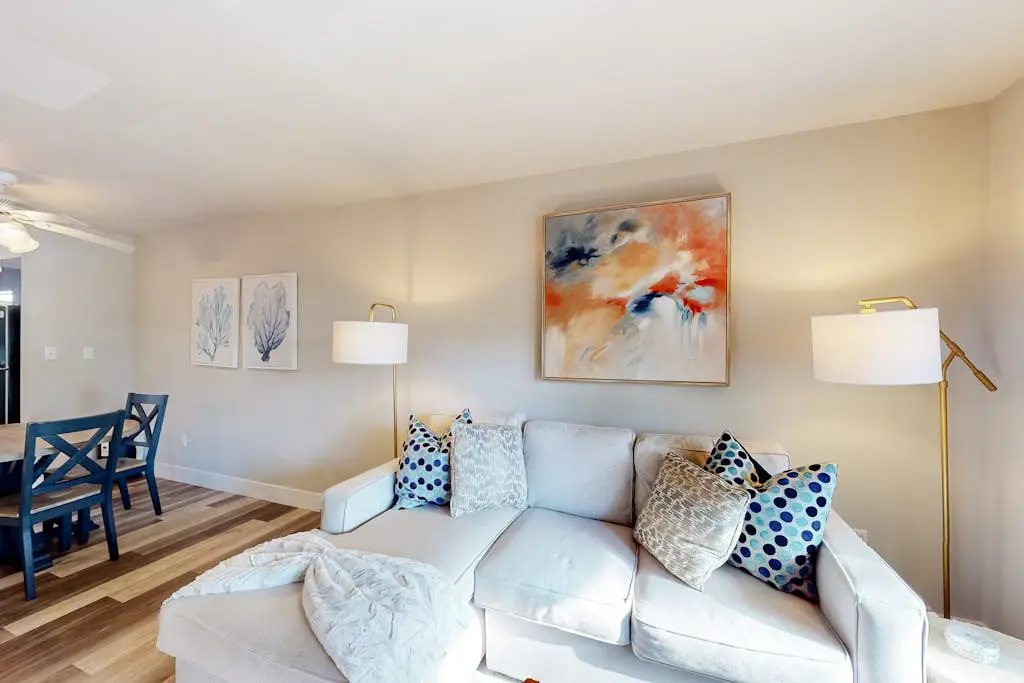 3rd floor condo with private balcony, AC, Washer and Dryer, on site pools, hot tub & tennis