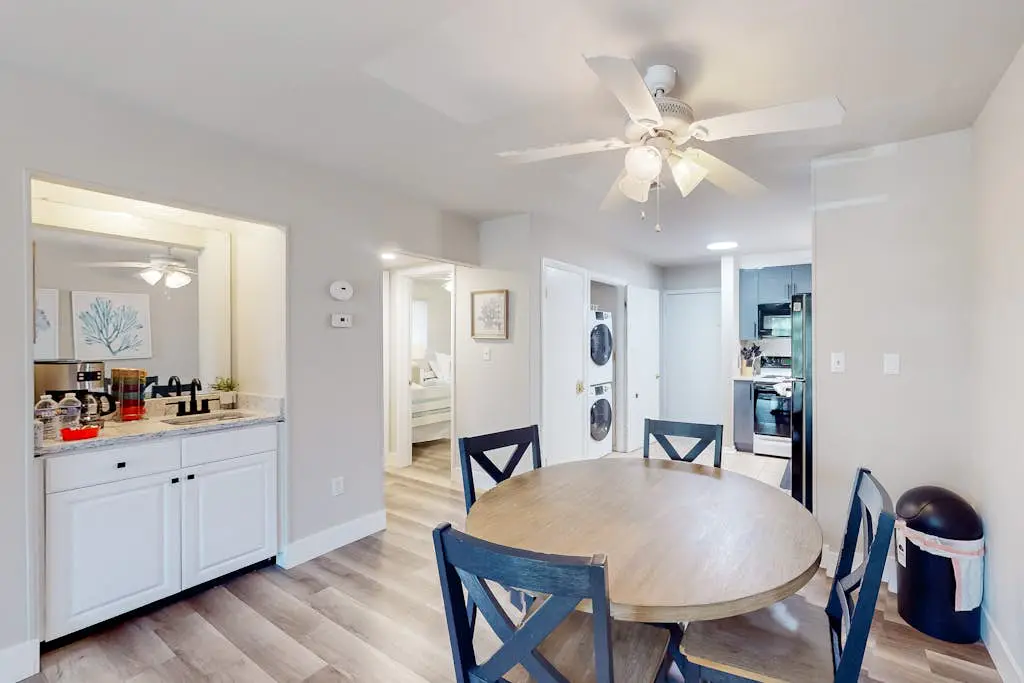 3rd floor condo with private balcony, AC, Washer and Dryer, on site pools, hot tub & tennis