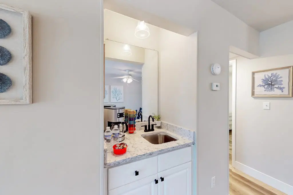 3rd floor condo with private balcony, AC, Washer and Dryer, on site pools, hot tub & tennis